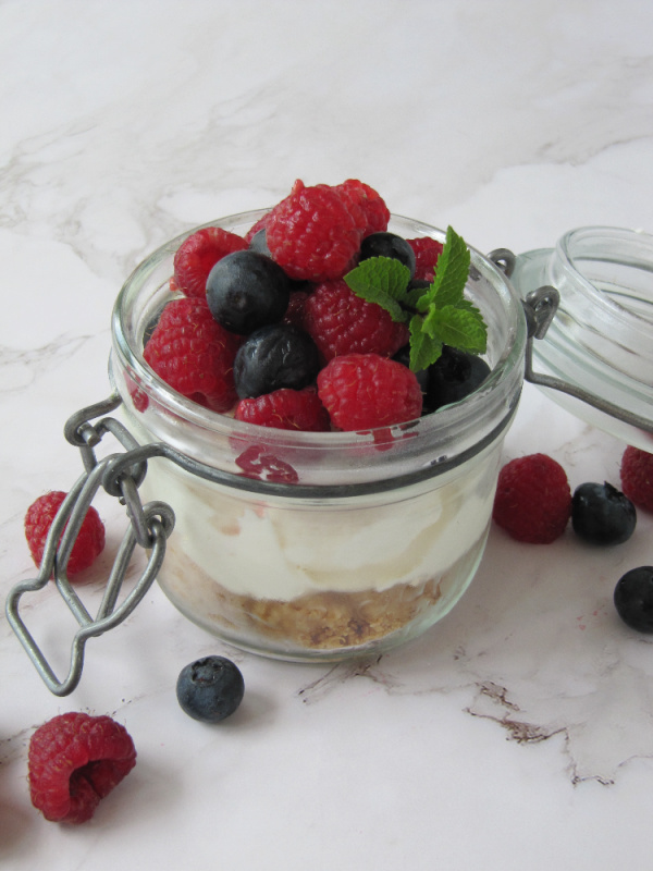 no-bake-cheesecake-in-a-jar-pinecones-and-acorns