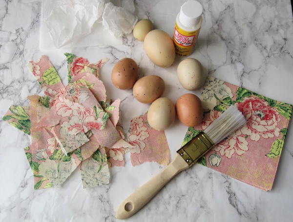 Eggs, toen napkin and paint brush 