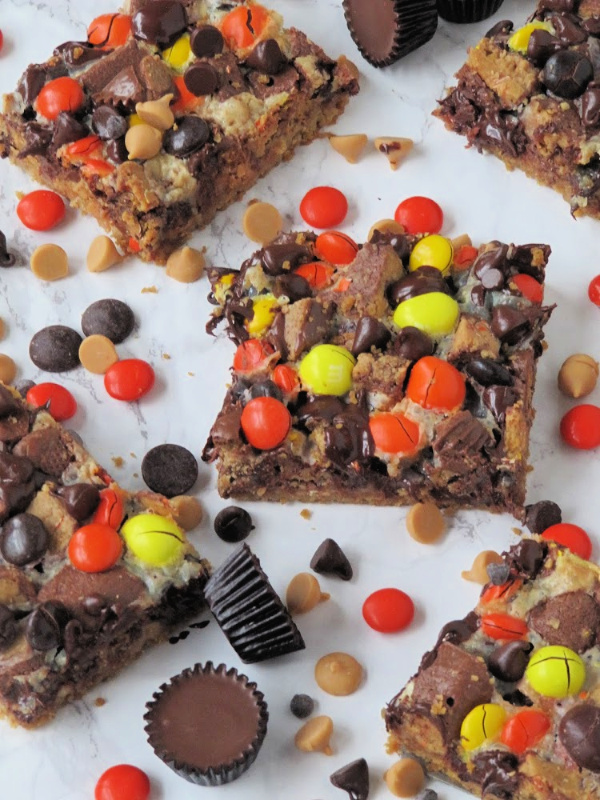 Reese’s Pieces Peanut Butter Cup Magic Cookie Bars