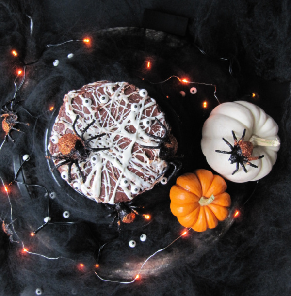 marshmallow-spider-web-cake