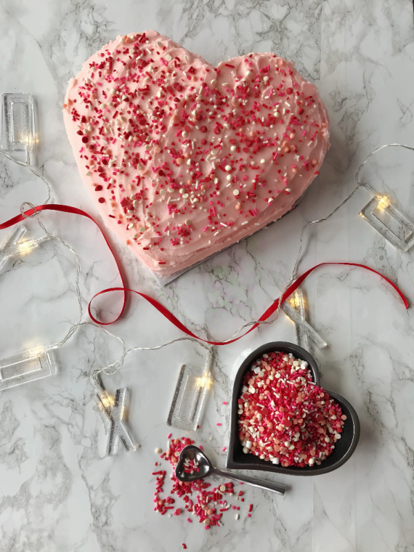 Easy heart shaped Valentine's Day cake
