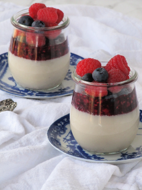 Almond panna cotta in weck jars with berries