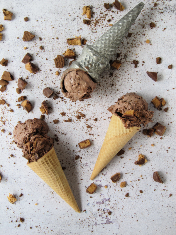 How to Make Easy No Churn Chocolate Peanut Butter Cup and Cookie Ice Cream