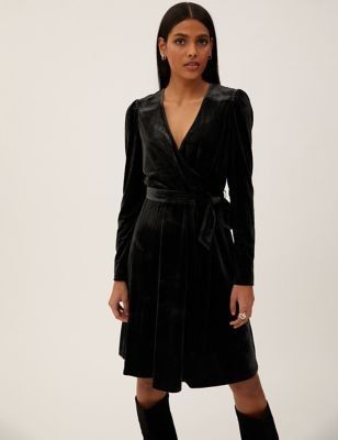 black velvet dress tied at waist