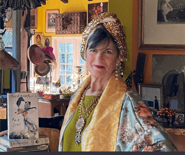 Woman dressed in a turban and a velvet dress