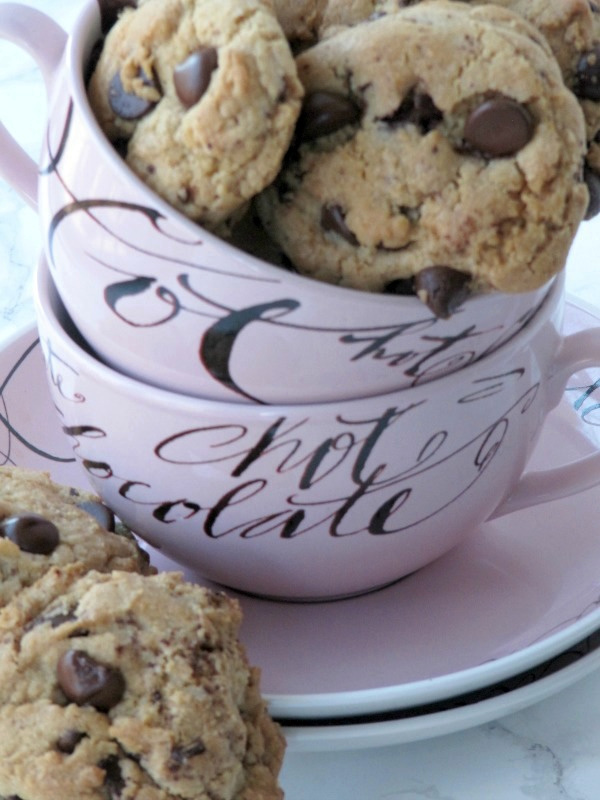 chocolate-chip-cookies-pink-chocolate-cups