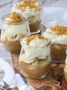 banoffee-pie-in-a-jar-pinecones-and-acorns