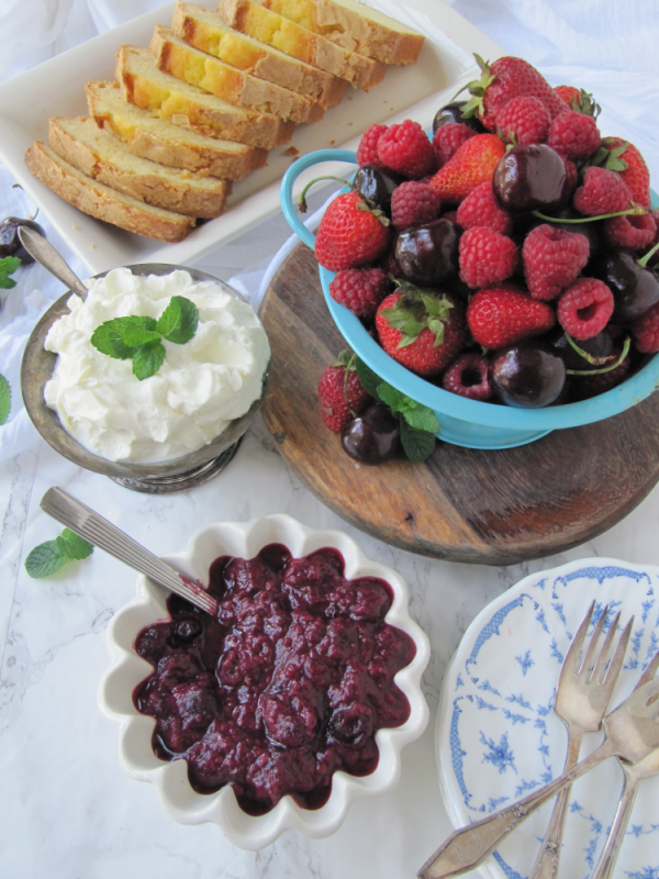 Pound-cake-summer-berries-cream-