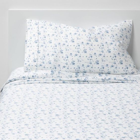 blue and white flower sheet set