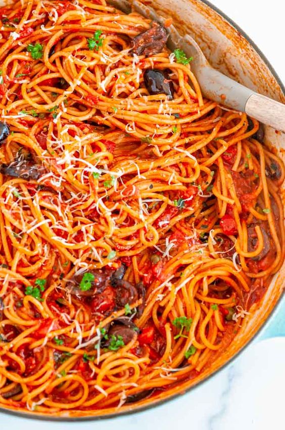 ONE POT PASTA PUTTANESCA