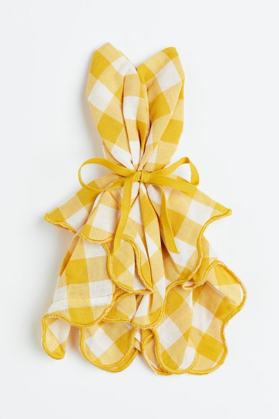 yellow gingham napkins. 