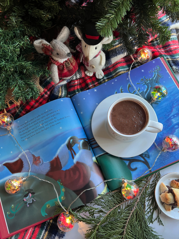 Flatlay Christmas book, hot chocolate, stuffed mice.