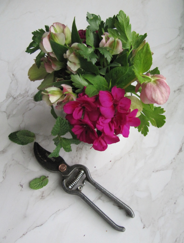 Easy-Easter-floral-centerpiece-with-geraniums