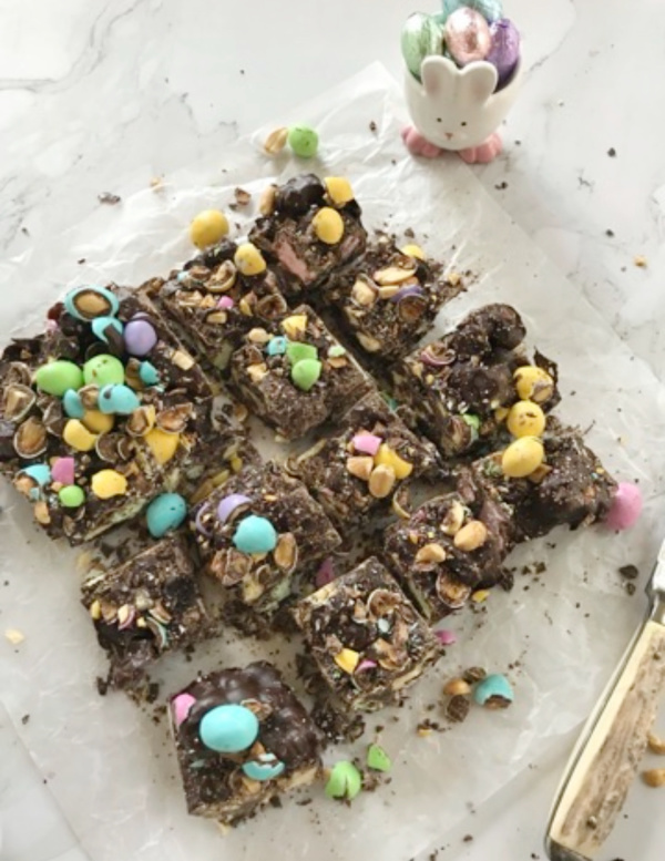 Homemade Chocolate Easter Rocky Road Candy Bar Recipe, an easy, delicious fudgy treat filled with crunchy cookies, salty nuts and sweet marshmallows. 