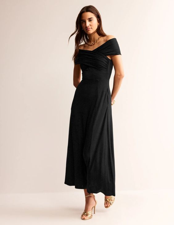 Combine the glamour of an off-the-shoulder bardot neckline with the beautiful draping of jersey fabric in black. 