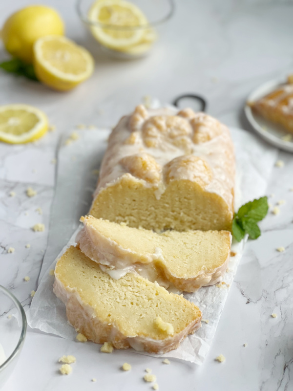 Sliced ricotta cake with lemons.